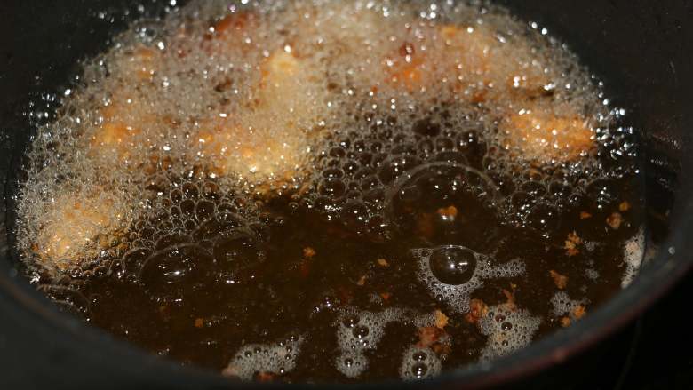 茄汁蒜香鸡块,锅内倒入适量食用油，油温6成热下入鸡肉块炸制。