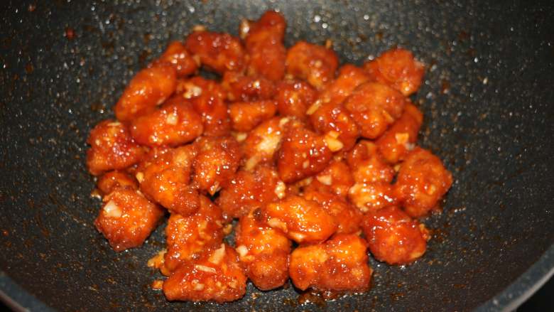 茄汁蒜香鸡块,加入半碗水。
放入鸡块翻炒，使每一块鸡肉都均匀的裹上酱汁即可。
