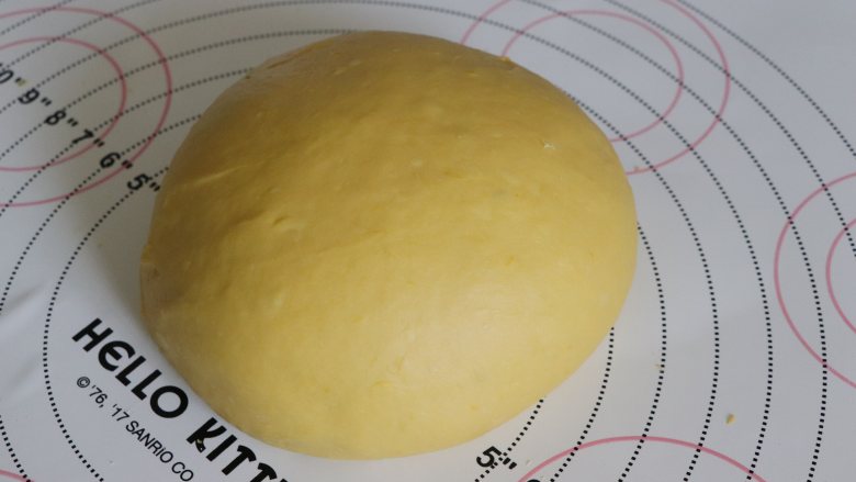 一次发酵红薯吐司,滚圆后，覆盖保鲜膜，室温稍微放置或者直接操作，采用是一次发酵法，可以直接进行整形。