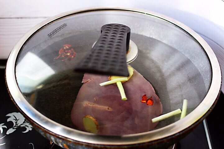 香卤猪肝,盖上锅盖大火烧开后转小火煮3分钟即可关火，直至焖到锅没有一点温度了。