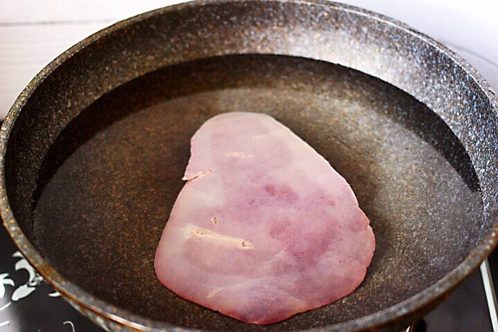 香卤猪肝,锅中倒入适量的清水，把洗净的猪肝放入锅中。（记住清水一定要漫过猪肝）