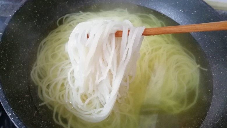 骨汤米线, 南一味的米线是真空包装半干的，所以取出稍微用水泡一下就可以煮了。
米线煮熟捞出过一下凉水备用。
