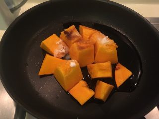 日式酱南瓜,步骤6的调料加到锅里