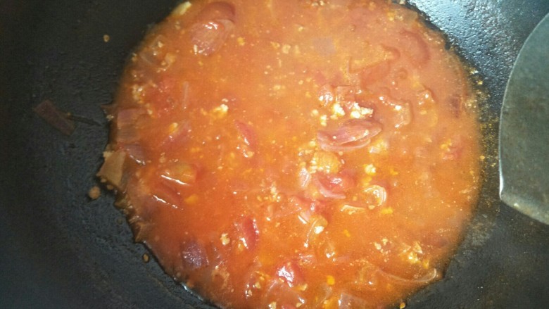 番茄肉沫通心粉,煮到酱汁浓稠。