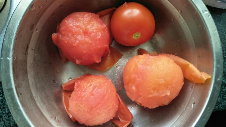番茄肉沫通心粉,将番茄捞起来脱皮。