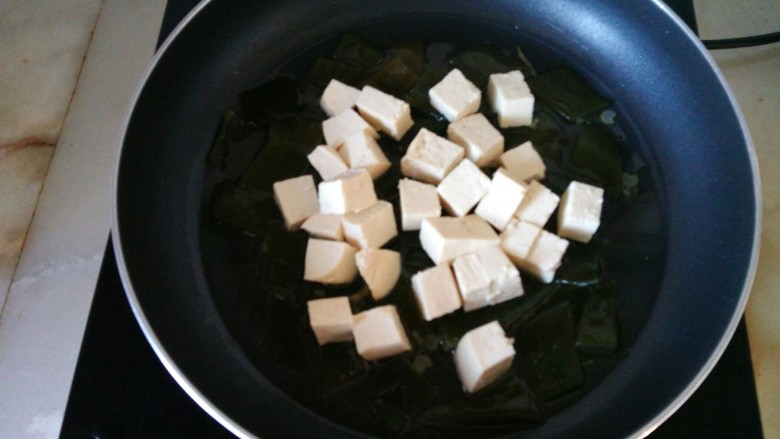 海带根炖豆腐,放入豆腐