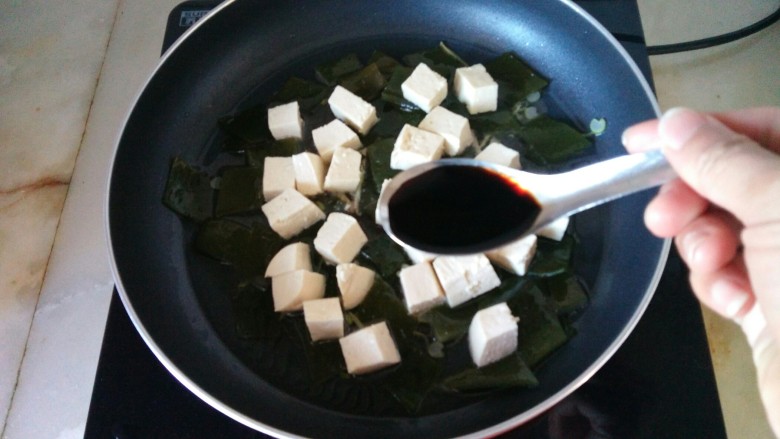 海带根炖豆腐,加入两小勺生抽