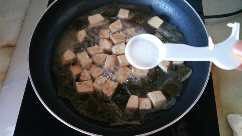 海带根炖豆腐,一小勺盐
