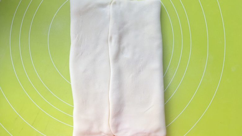 意式红烩牛柳酥,将两侧的面片像中间对折，包裹上黄油，对折处一定要捏紧，之后室温软化10分钟，让黄油软化一些
