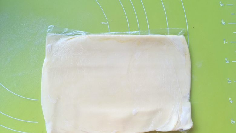 意式红烩牛柳酥,裹酥用黄油装入小号保鲜袋，软化后擀撑半个保鲜袋大小的薄片，入冰箱冷冻
