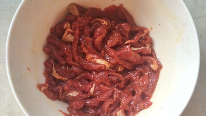 意式红烩牛柳酥,用手抓均匀，之后放一旁腌制