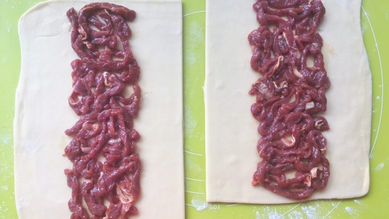 意式红烩牛柳酥,用筷子夹上腌制好的牛柳，均分2份，平铺在面片中间