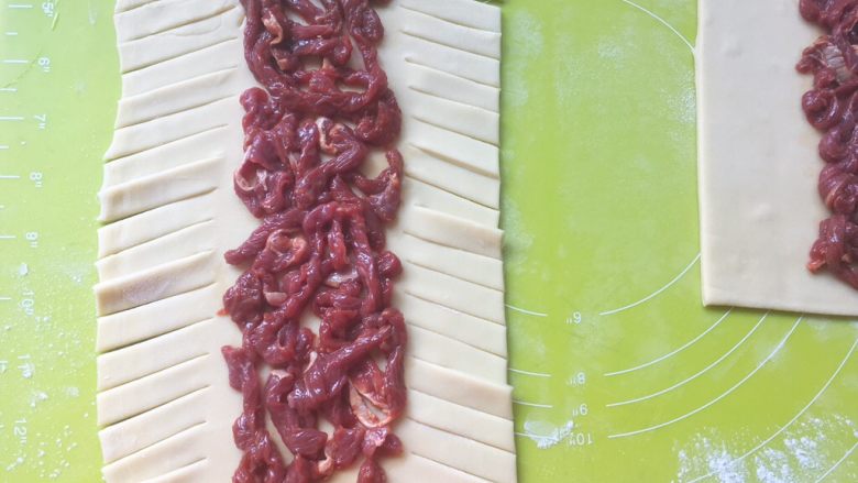 意式红烩牛柳酥,用到将牛柳两侧的面片倾斜着裁成多份1厘米宽度的条
