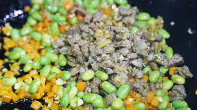 美食丨毛豆炒牛肉 超下饭的家常快手菜,加盐、生抽，加牛肉翻炒均匀。