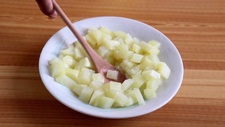 土豆蛋黄米糊,土豆蒸至用勺子可以轻轻的压动即可
