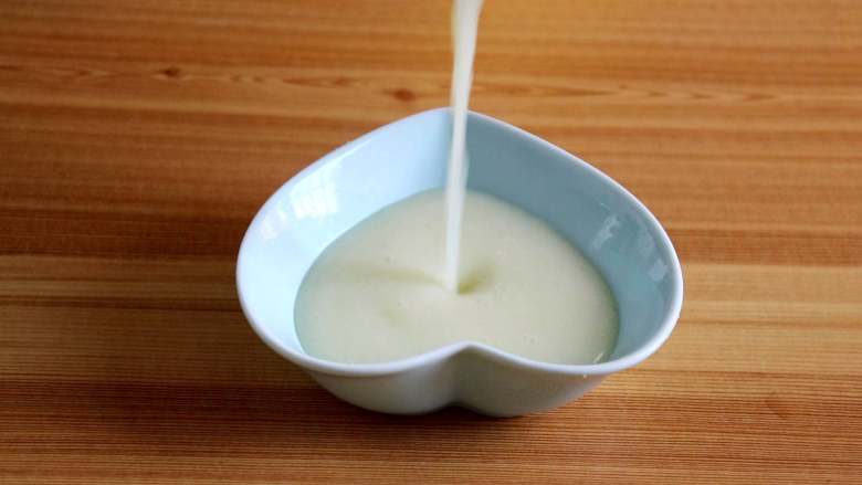 土豆蛋黄米糊,搅打好的土豆泥糊
tips：此时也可以直接给宝宝吃土豆泥糊，但是要适量，以防吃多引起宝宝拉肚子