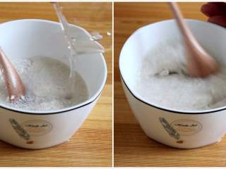 土豆蛋黄米糊,米粉中倒入60—70度的热水，搅拌均匀，静置1分钟
tips：米粉用60—70度的水冲最好，能保证米粉融化的最为彻底