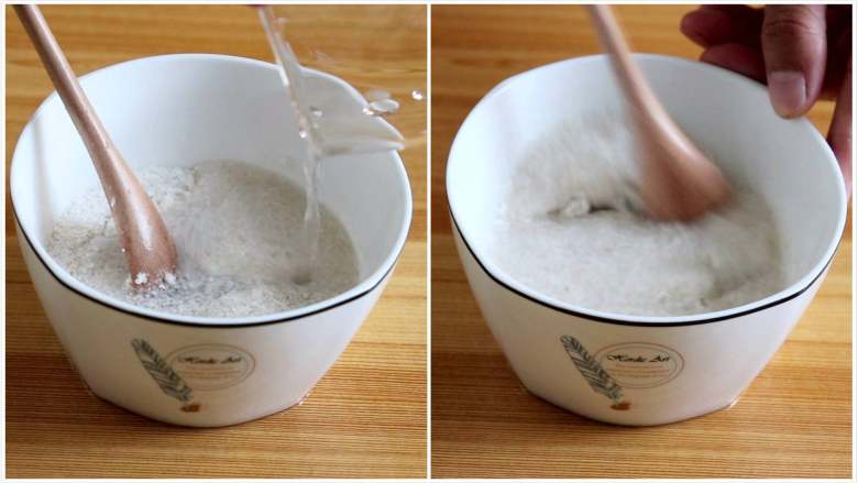 土豆蛋黄米糊,米粉中倒入60—70度的热水，搅拌均匀，静置1分钟
tips：米粉用60—70度的水冲最好，能保证米粉融化的最为彻底
