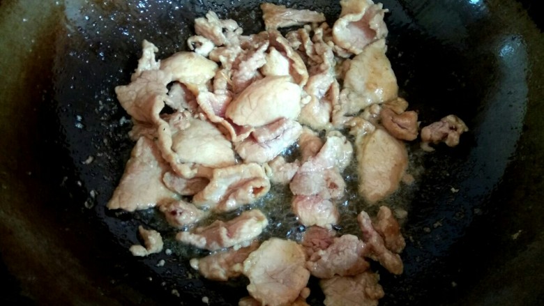 鱼香茄子,锅中剩适量油，放入肉片，翻炒至变色，盛出待用