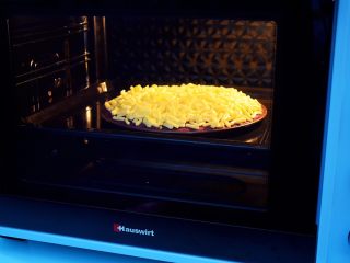 紫薯披萨,放入预热好的烤箱，上下火200度，中层13-15分钟，烤至芝士融化变成金黄色即可