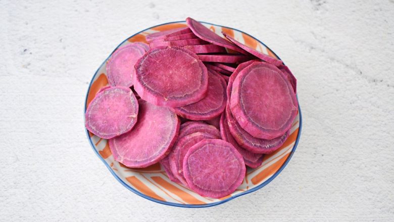 紫薯披萨,<a style='color:red;display:inline-block;' href='/shicai/ 2643'>紫薯</a>去皮洗净切成薄片