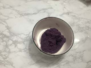 芝士焗紫薯,把紫薯泥搅拌成较为湿润的状态即可。