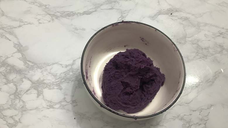 芝士焗紫薯,把紫薯泥搅拌成较为湿润的状态即可。