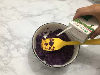芝士焗紫薯,加入适量牛奶，稍微拌匀。