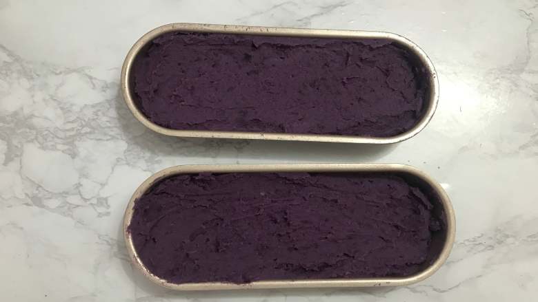 芝士焗紫薯,把紫薯泥放入学厨热狗模具中，或者其他耐高温容器都可以。
