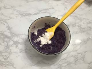 芝士焗紫薯,趁热加入细砂糖，用刮刀搅拌均匀。