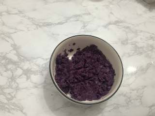 芝士焗紫薯,将蒸好的紫薯倒入大碗中，用刮刀或者勺子压成泥。
