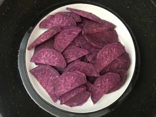 芝士焗紫薯,把紫薯去皮，清洗干净后切成薄片，锅中加入适量清水，将紫薯放入，盖上锅盖，大火蒸熟。