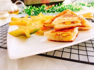 自制小点心+黄油甜玉米三明治,小宝的切开吃，超级棒