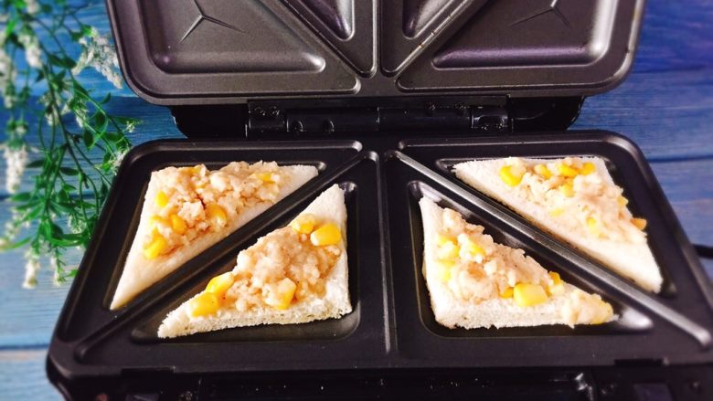 自制小点心+黄油甜玉米三明治,借助小勺将甜玉米馅舀至吐司上