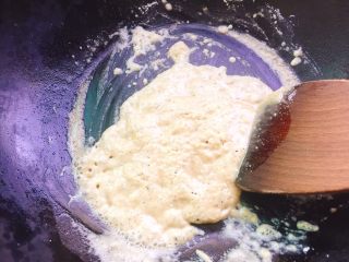 自制小点心+黄油甜玉米三明治,加入面粉小火炒至
