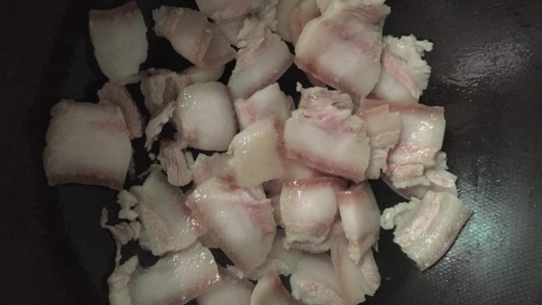 尖椒回锅肉,猪肉煸炒一下。