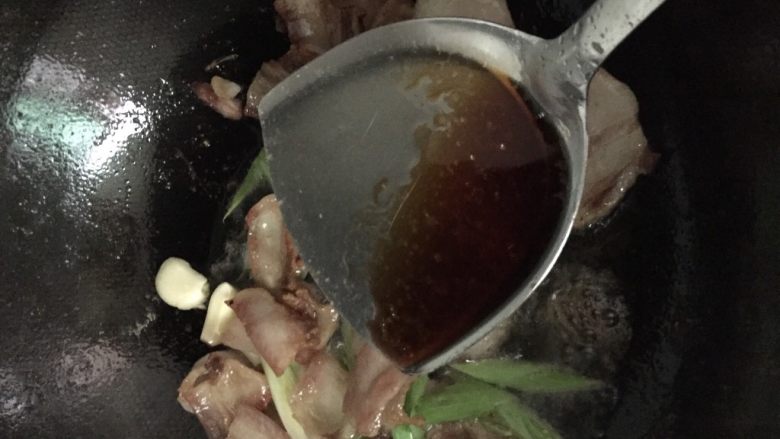 尖椒回锅肉,加适量酱油。