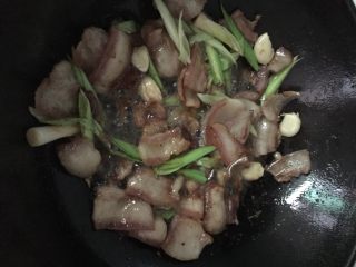 尖椒回锅肉,翻炒入味。