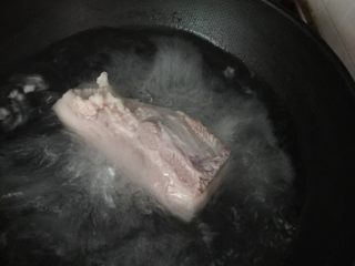 尖椒回锅肉,猪肉清洗干净，烧开的水焯五分钟。