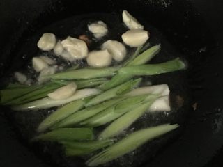 尖椒回锅肉,煸炒出的油放入蒜和蒜白爆香。