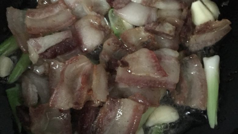 尖椒回锅肉,倒入猪肉。