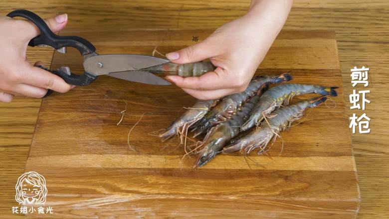 海鲜粥12m+,螃蟹切开，分成4份；贝柱切块；虾剪虾须、虾枪、取虾线，对半切开。