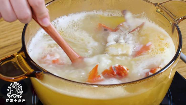 海鲜粥12m+,锅中倒油，放入海蟹、虾、贝柱，翻炒5分钟，倒入粥中。