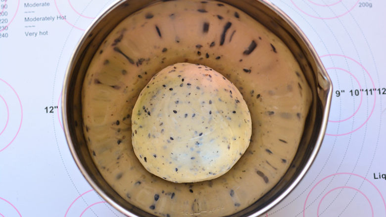 黑芝麻芝士热狗包,揉好的面团放到大碗里，盖上保鲜膜，可以室温或者放烤箱30度发酵
