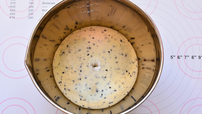 黑芝麻芝士热狗包,面团发酵到1.5-2倍大，手指沾面粉戳一个洞，不回缩、不塌陷，发酵完

成。
