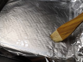 烤芋头片,烤盘铺上锡纸，刷一层薄油。