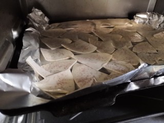 烤芋头片,放入烤箱中层烤，150℃烤20～30分钟左右（这个时间就要根据自己芋头片切的薄厚啦）。