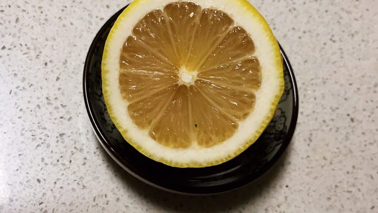 10分钟快手菜  凉拌双丝,把柠檬对半切开