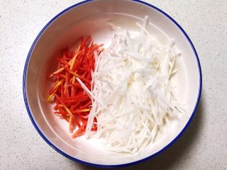10分钟快手菜  凉拌双丝,把两种胡萝卜丝和小红萝卜丝放入一个大碗里
