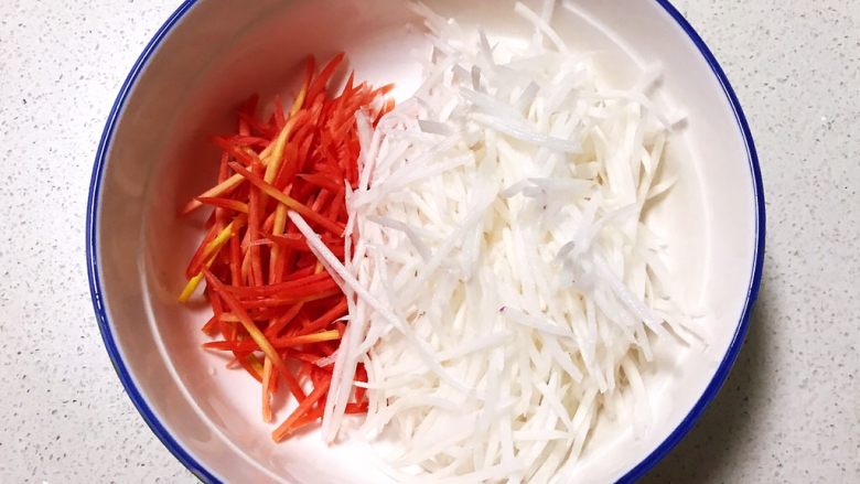 10分钟快手菜  凉拌双丝,把两种胡萝卜丝和小红萝卜丝放入一个大碗里